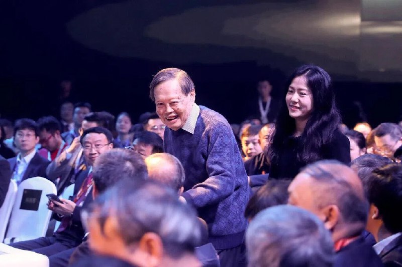翁帆刊文缅怀杨振宁：他交出了一份满意的答卷诺贝尔物理学奖得主杨振宁逝世隔天，其遗孀翁帆刊文缅怀，感慨“有他多年的陪伴，我何其有幸”！杨振宁于星期六（10月18日）在北京逝世，享年103岁