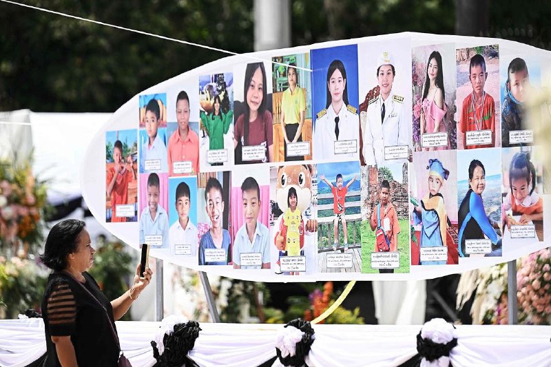 泰国巴士起火酿23师生死 数千人悲痛送殡泰国巴士起火酿23名师生死亡惨案，数千人参与送殡仪式，悲痛送别死者