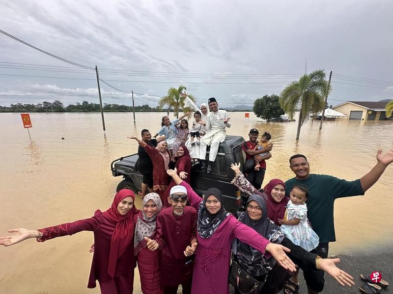 婚礼遇洪水泡汤 吉打新人苦中作乐办水上婚礼花了半年精心策划的婚礼因为水灾化为乌有，马来西亚吉打州一对新人苦中作乐，穿着礼服在舢板及四驱车车顶上拍另类婚纱照，在水上完成简单的婚礼