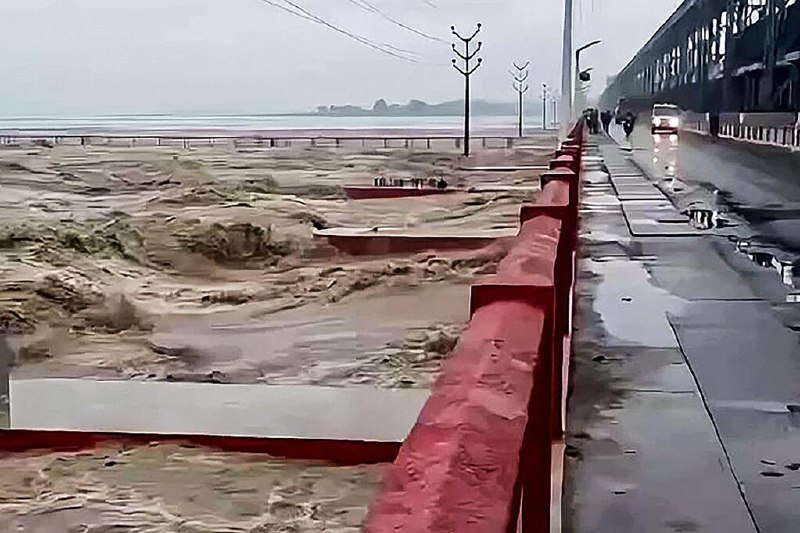 强降雨致尼泊尔印度67死 千人受困珠穆朗玛峰营地受持续强降雨影响，尼泊尔和印度已有至少67人死亡，另有近千名登山者因暴风雨受困在珠穆朗玛峰营地