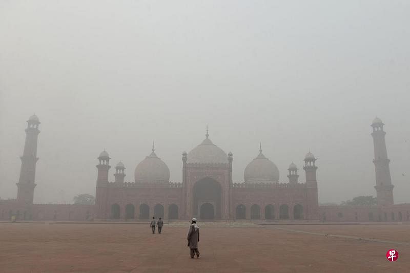 雾霾笼罩 巴基斯坦旁遮普省禁用露天场所因雾霾严重，巴基斯坦东部的旁遮普省关闭公园、动物园、游乐场等公共场所，以保护公众免受空气污染，并在关闭中小学后斟酌是否关闭大学