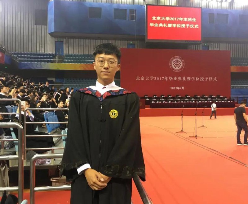 下午察：北大毕业生当正骨师成败类？北京大学一名毕业生转行当正骨师，被同学骂“败类”还被踢出群，相关新闻出街后随即引发热议，甚至一度登上微博热搜榜首