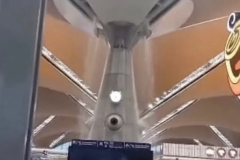 暴雨致吉隆坡机场天花板漏水 机场控股将对承包商追责马来西亚首都吉隆坡国际机场（KLIA）主航站楼出现漏水事件引起哗然，马来西亚机场控股公司（MAHB）证实，事故发生在机场执行屋顶维修与防水工程期间，基于承包商作业疏忽，未依照标准作业程序（SOP）操作所导致