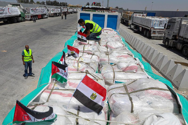 因以色列阻拦 加沙物资运输车辆折返埃及以色列多方阻挠运输加沙地带援助物资的车辆进入，物资运送卡车折返距离加沙边境仅几米之遥的埃及边境区域