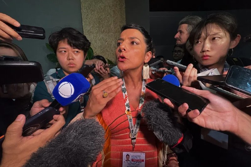 淘汰化石燃料措辞深夜被删 气候大会共识临危进入加时谈判淘汰化石燃料和适应气候变化融资协商胶着不解，气候大会进入加时协商阶段，大会现场在等待最新协商草案和闭幕会议时间表