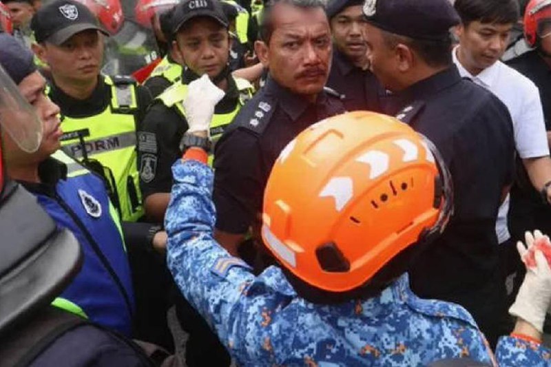 吉隆坡市中心附近拆迁引发冲突 警官遇袭位于马来西亚首都吉隆坡市中心附近的甘榜双溪峇鲁进行拆迁计划，到场维持秩序的金马警区主任苏里斯阿芬迪助理总监在一片混乱和推挤中头部受伤流血，马国首相安华强烈谴责暴徒及其暴力行为