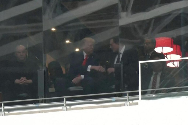 出席柯克追悼会 特朗普与马斯克闹翻后首同台在美国总统特朗普盟友柯克的追悼会上，特朗普与亿万富翁马斯克闹翻数个月后首次公开同台，并握手交谈，看似气氛融洽