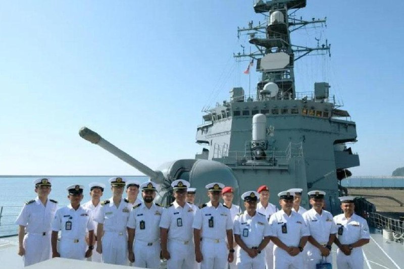 日本军舰停靠彭亨关丹军港日本海上自卫队春雨号驱逐舰星期天（6月8日）停靠西马半岛彭亨州关丹丹绒格浪军港