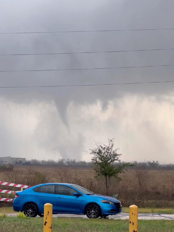 美国多地遭龙卷风袭击 得州一人死亡美国多州遭龙卷风袭击，导致全国数千个航班延误或取消，得克萨斯州有一人死亡