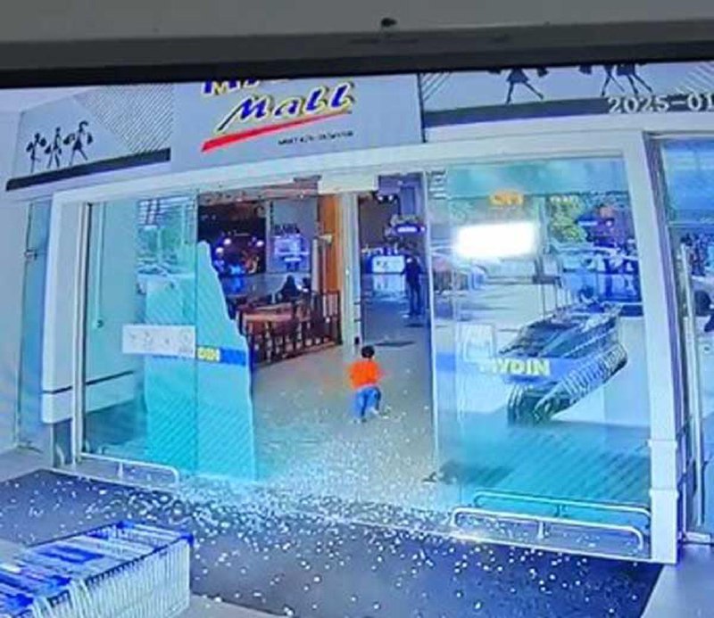马国男童玩自动门 导致玻璃碎落一地马来西亚拉登嘉楼州一名男童，独自在霸级超市的自动玻璃门前玩耍，还用手紧抓玻璃不让它关上，结果导致玻璃门碎落一地