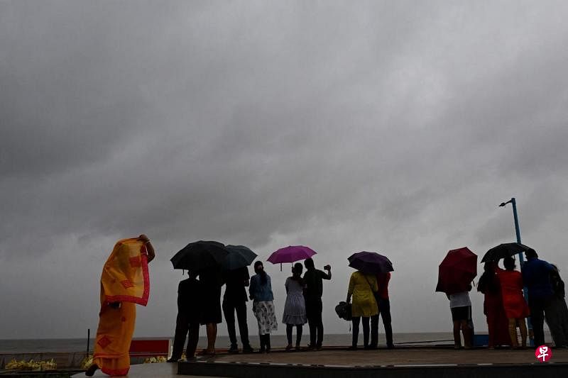 飓风“达娜”即将登陆 印度东部沿海逾百万人疏散为躲避飓风“达娜”侵袭，印度东部沿海地区已有至少110万人逃往内陆