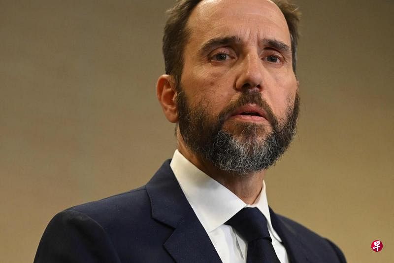 美特别检察官请求法官撤销特朗普两起联邦刑事案美国司法部特别检察官史密斯以司法部禁止起诉总统的政策为由，放弃对当选总统特朗普涉嫌密谋推翻2020年总统选举结果，以及特朗普2021年卸任后非法保留机密文件的起诉，并分别请求华盛顿特区和亚特兰大的两名法官撤销这两起重罪案件