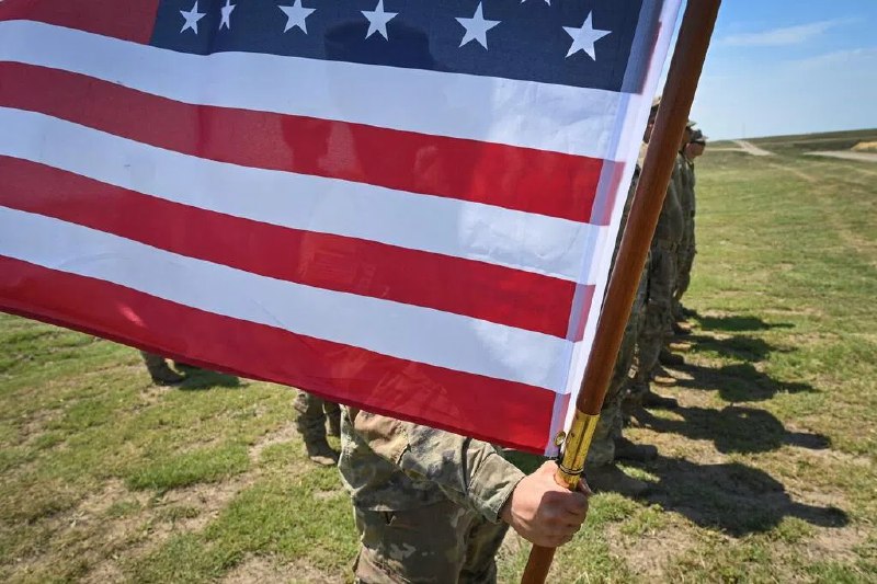 美削减北约东翼驻军 强调对欧洲承诺不变随着特朗普政府重新审视在欧洲的军事部署，美国将在北约东翼部分国家缩减驻军规模