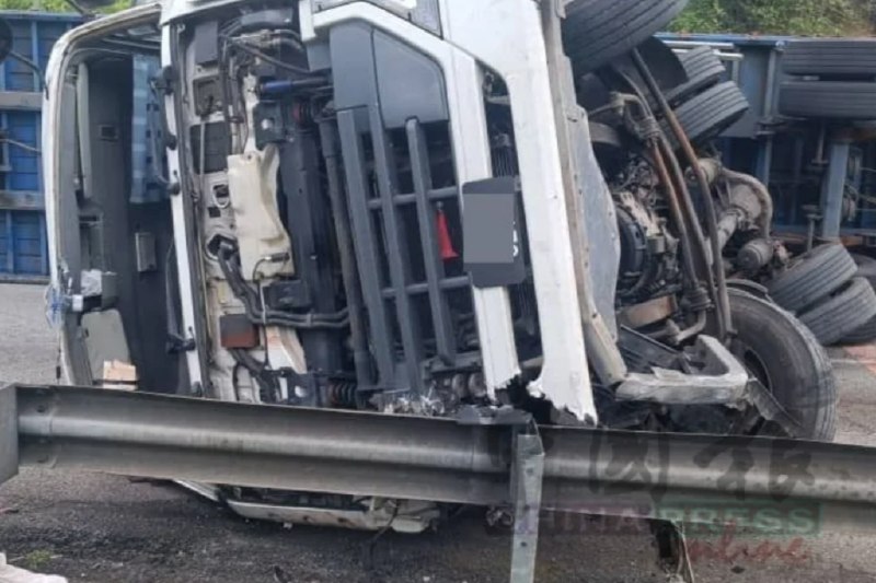 洗洁剂罗厘翻覆 马国南北大道瘫痪一辆载满洗洁精的拖格罗厘失控翻覆，横陈在马来西亚南北大道，造成交通全面瘫痪，所有往江沙及北部方向的车辆，须改用联邦公路继续行程