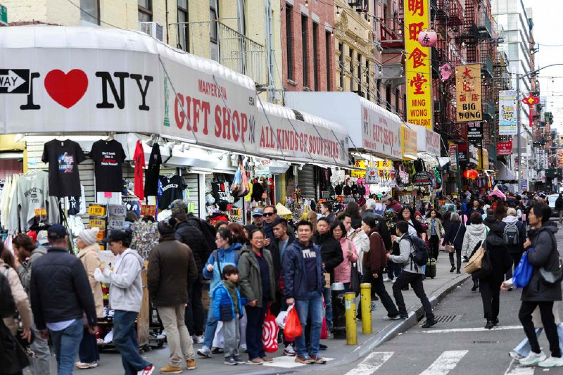 全球贸易前景恶化 世贸组织下调2025年贸易增长预测世界贸易组织大幅下调了全球商品贸易预测，从“稳健增长”转至“下降”，称美国加征关税和溢出效应可能导致自冠病疫情高峰以来最严重的贸易下滑