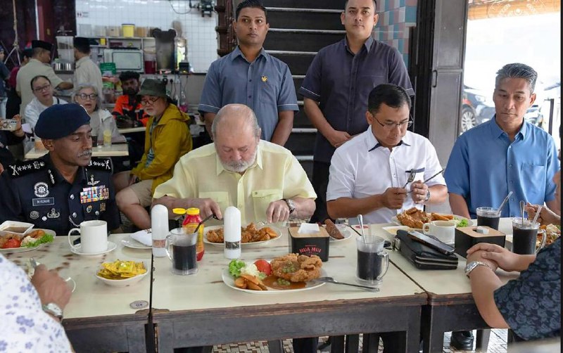 马国元首新山老街享用海南鸡扒马来西亚国家元首苏丹依布拉欣再次在新山老街享用华族餐厅美食