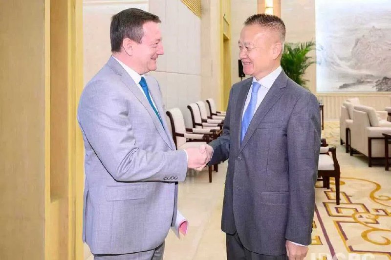 四中全会落幕后刘海星会法驻华大使为期四天的中共二十届四中全会上周落幕后，中共中央对外联络部部长刘海星星期二（10月28日）在北京会见法国驻华大使白玉堂（Bertrand Lortholary），表示中共愿同法国主要政党加强交流互鉴，为推动中法和中欧关系发展贡献力量