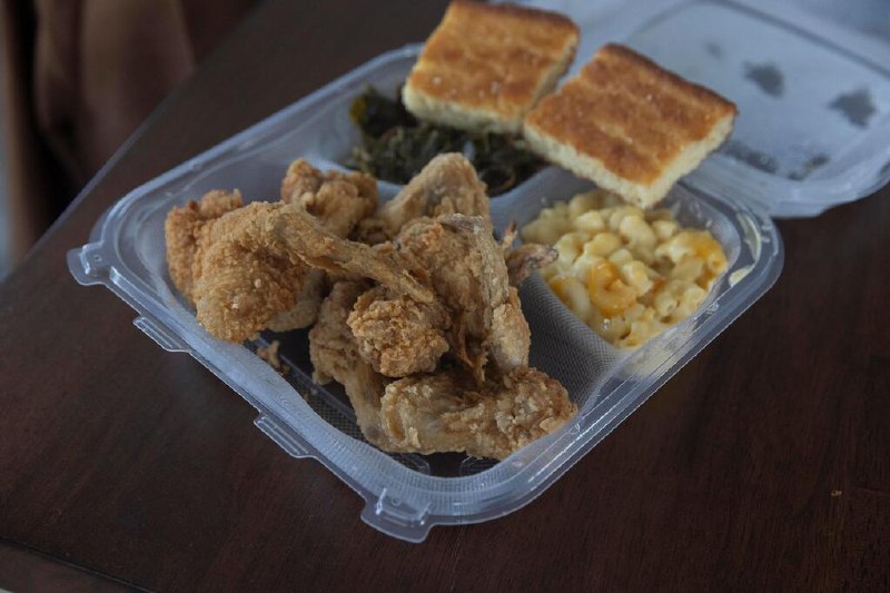 健康专家：应少吃肉 以植物源食物为主一群科学家和营养专家公布了一项全球饮食计划，强调人们应尽量减少摄取肉类，健康饮食应以植物性食物为主