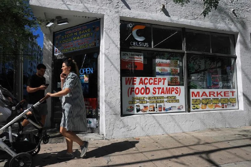 法官裁定特朗普政府必须动用应急资金维持食品救济美国联邦政府“停摆”星期五（10月31日）进入第31天，涉及数千万人的“补充营养援助计划”将于当天耗尽资金