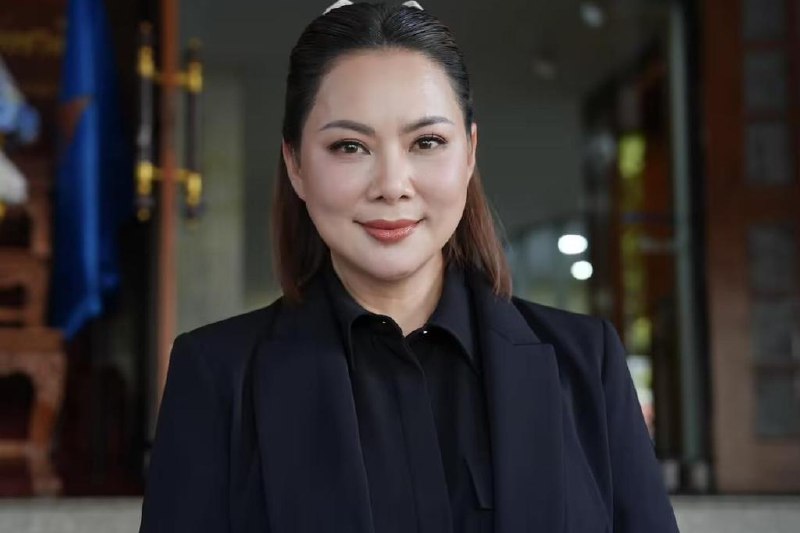 泰国出动美女发言人 与柬埔寨国防部“过招”泰国军方决定由漂亮的女星担任泰柬边境局势临时中心发言人，明确任务就是反击来自柬埔寨国防部的“假新闻”