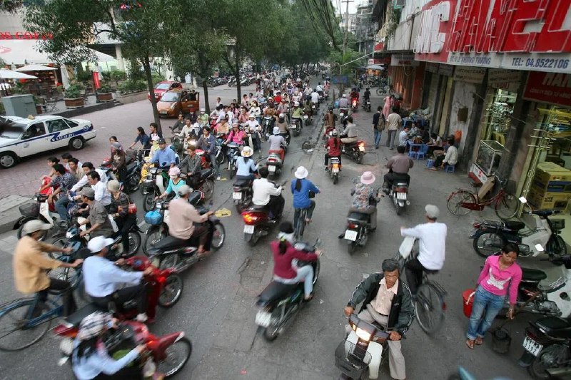 越南要实施燃油电单车禁令 日本警告恐导致工作流失根据路透社审阅的文件和七名知情人士所述，日本政府和日本一些顶尖制造商向越南当局发出警告，称河内计划针对燃油电单车实施的禁令恐将导致工作岗位流失，并扰乱一个由本田汽车公司主导、价值46亿美元（约60亿新元）的市场