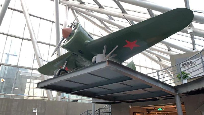 南京抗日纪念馆二战军机涂装变红星中国网民反映，位于南京的抗日航空烈士纪念馆内一架二战时期的空军战机，机身从原有的中华民国青天白日涂装，被改为了苏联红星涂装