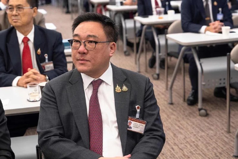 泰国前副财长朱拉潘当选为泰党新任党魁泰国执政为泰党选举前财政部副部长朱拉潘为新党魁