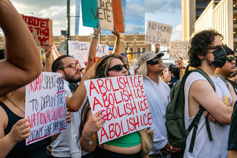 抗议活动蔓延到美国多地 西北部城市斯波坎实施宵禁始于洛杉矶反对政府突袭移民的抗议活动继续在美国各地蔓延，华盛顿州第二大城市斯波坎也实施宵禁