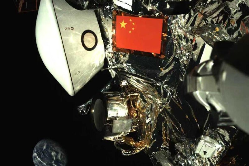 中国发布天问二号探测器与地球合影中国国家航天局星期三（10月1日）发布行星探测工程天问二号任务探测器在轨飞行期间，获取的探测器与地球合影图像