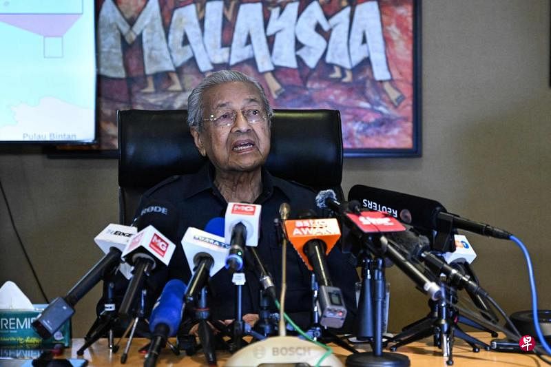 反击叛国指责 马哈迪指安华妻子也参与白礁岛案决策马来西亚前首相马哈迪就首相安华以“形同叛国”，指责他在2017年撤回对白礁岛案的上诉做出反击，强调当年这个决定是希望联盟内阁的集体决策，安华的妻子旺阿兹莎也参与其中