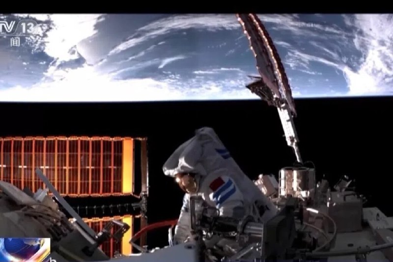 中国航天员为空间站安装碎片防护装置中国神舟二十一号乘组航天员在首次出舱任务中，给空间站安装了空间碎片防护装置