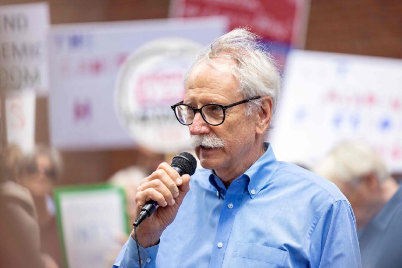 健康专家：应少吃肉 以植物源食物为主一群科学家和营养专家公布了一项全球饮食计划，强调人们应尽量减少摄取肉类，健康饮食应以植物性食物为主