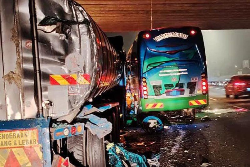 长途巴士与拖车及油槽罗厘南北大道连环撞 两人死亡马来西亚南北大道靠近柔佛州亚依淡路段发生涉及长途巴士、拖车及油槽罗厘的连环车祸，导致两名外籍乘客死亡，另有16人受伤送院