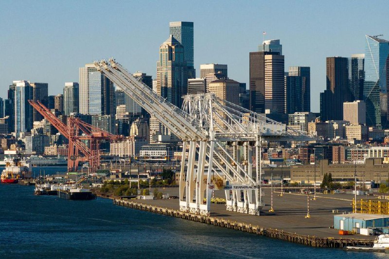 美国3月商品贸易逆差意外扩大 首季GDP料放缓美国3月份商品贸易逆差意外扩大至创纪录水平，因为企业继续在关税加征前大量进口商品