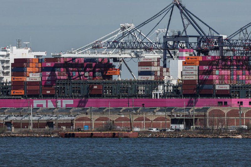 美国将向中国建造和中国运营船只征收新港口费美国公布了对中国建造和中国运营的船只征收新港口费的计划，其中大部分新措施将在今年10月中旬生效