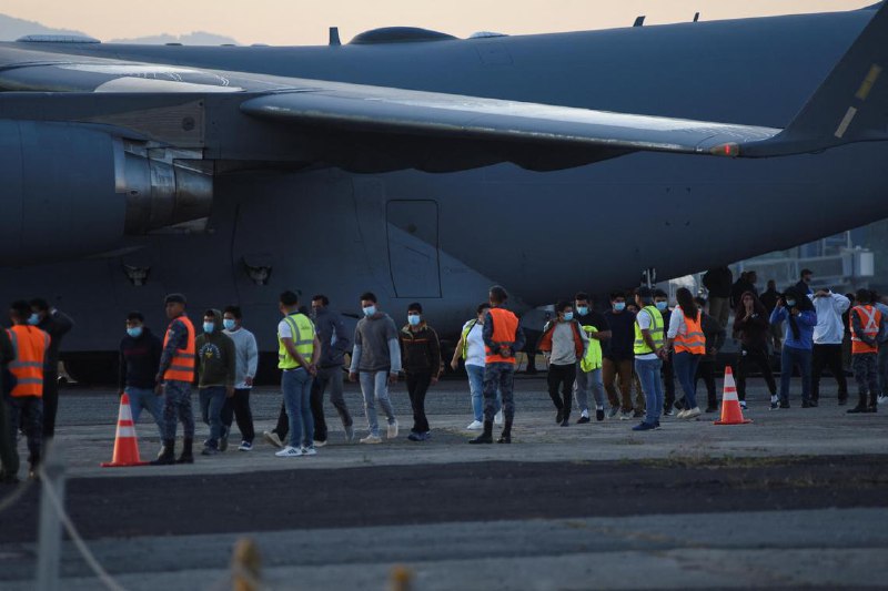 美国出动军机遣返移民 成本高过头等舱票价美国与危地马拉官员提供的数据显示，美国总统特朗普星期一（1月27日）派出军事飞机把移民遣返至危地马拉，驱逐每名移民的成本可能至少达4675美元（约6335新元），比头等舱票价高出许多