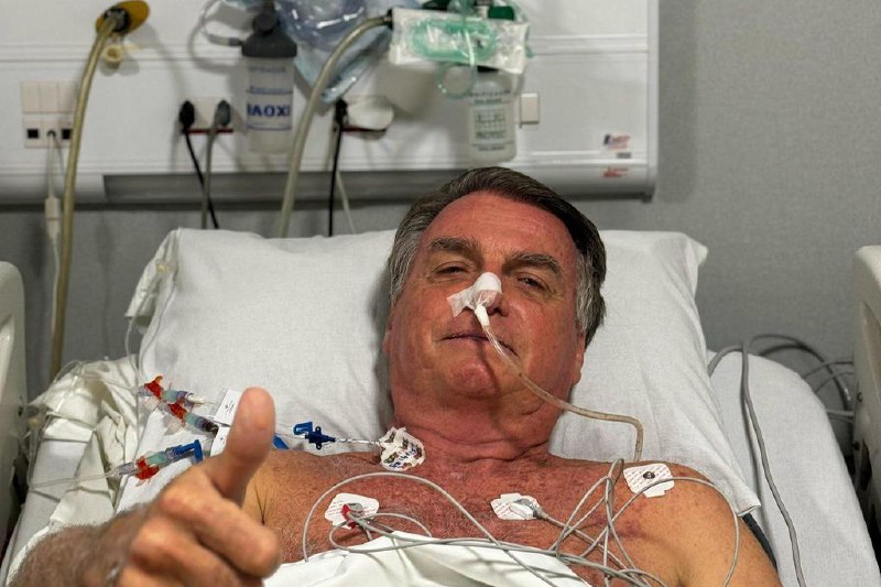 巴西前总统博索纳罗腹痛入院 接受肠道手术巴西前总统博索纳罗2018年遇刺留下旧患，因腹痛入院，接受肠道手术