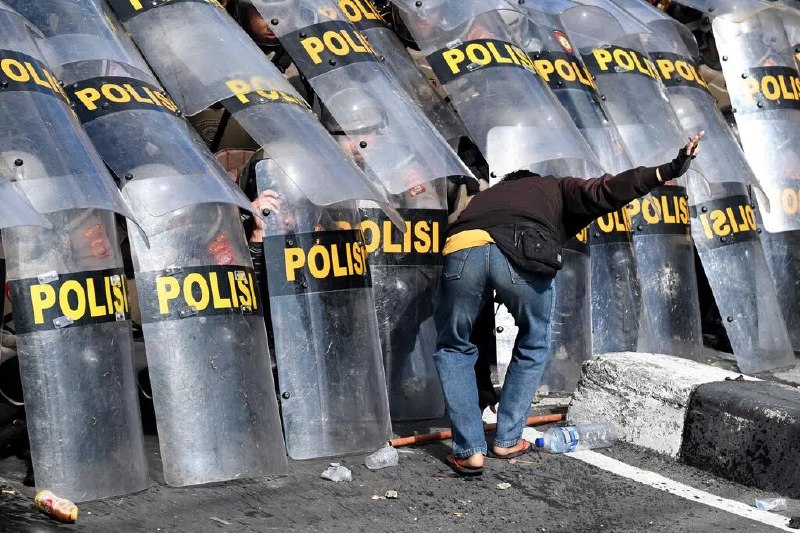 大规模暴力示威平息后 印尼议员关键津贴获增近一倍印度尼西亚政府在抗议国会议员津贴过高引发的致命暴乱平息后，将议员的一项关键津贴增加了将近一倍