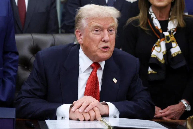 美众议院通过临时拨款法案 特朗普签署生效美国总统特朗普星期三晚将众议院正式通过的联邦政府临时拨款法案签署生效，从而结束持续了43天的创纪录政府停摆