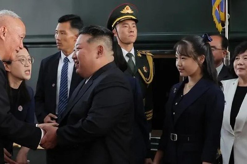 下午察：金正恩女儿金珠爱国际舞台首秀朝鲜最高领导人金正恩星期二（9月2日）乘着绿皮火车到达中国首都北京，出席次日举行的中国纪念抗日战争胜利80周年大阅兵，这是他首次在多边外交舞台亮相，格外吸引全球目光