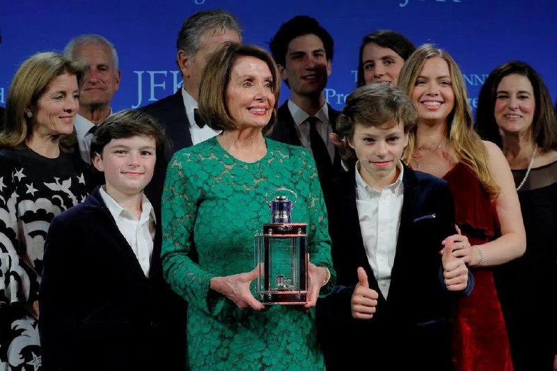 肯尼迪孙子施洛斯伯格宣布竞选明年众议院选举美国已故总统肯尼迪的孙子杰克·施洛斯伯格计划参加2026年众议院选举，延续美国历史上最具传奇色彩也最饱受悲剧笼罩的一个政治家族遗产