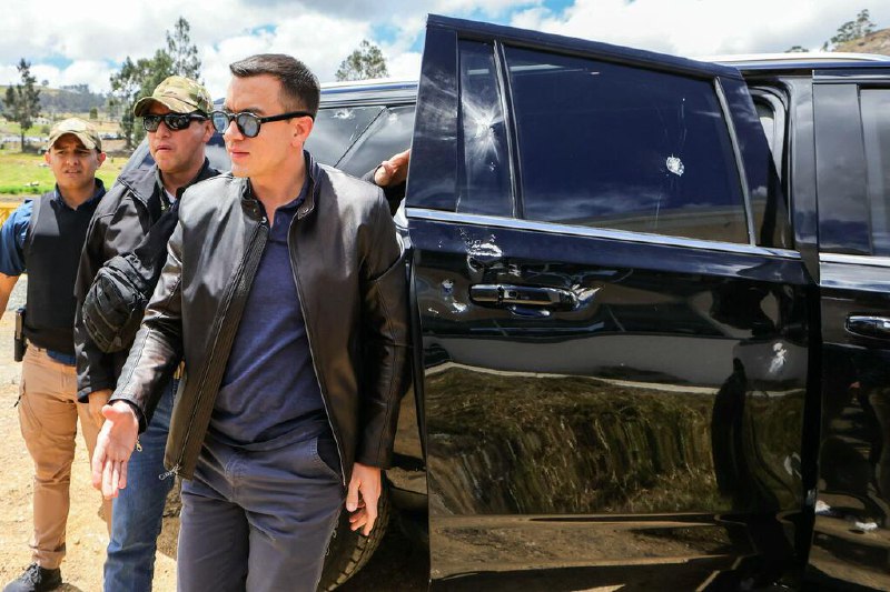 厄瓜多尔总统车队遇袭 总统未受伤厄瓜多尔总统诺沃亚的座驾遭人群投掷石块袭击，诺沃亚未受伤