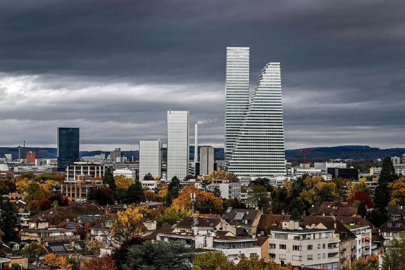 瑞士承诺向美投资2000亿美元 换取关税降至15%美国和瑞士达成一项贸易框架协议，美国将对瑞士进口商品征收的关税从39%大幅削减至15%，而瑞士企业承诺在2028年底前在美国投资2000亿美元（约2600亿新元）