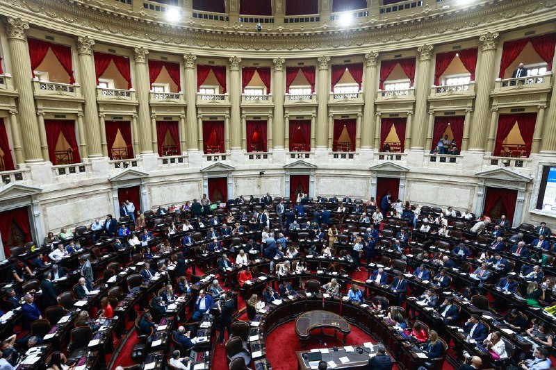 阿根廷抬高政策门槛 应对美大规模移民驱逐阿根廷政府星期四（5月29日）正式启动移民改革方案，全面抬高移民政策门槛