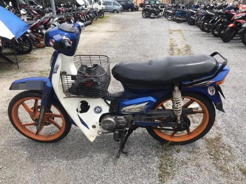 电单车路税23年没更新 马国六旬男子车充公接罚单马来西亚一名61岁男子以只在花园住宅区行驶为由，竟然连续23年没有更新电单车路税，结果遭陆路交通局取缔，并充公电单车