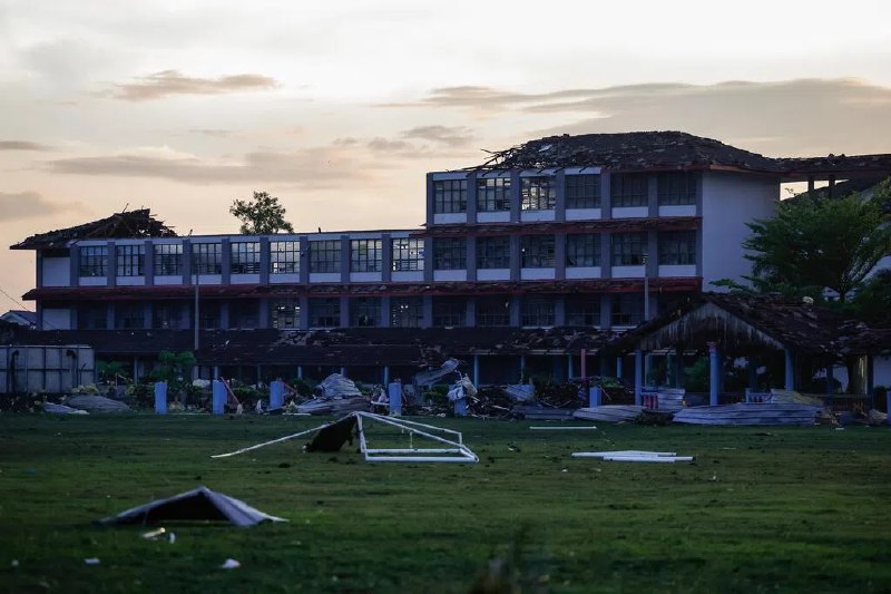 雪兰莪风灾数人轻伤雪兰莪州瓜拉冷岳县昔江港星期三（10月15日）午后遭强烈暴风雨及疑似龙卷风吹袭，造成建筑物损坏，并导致一名女子及九名学生受伤