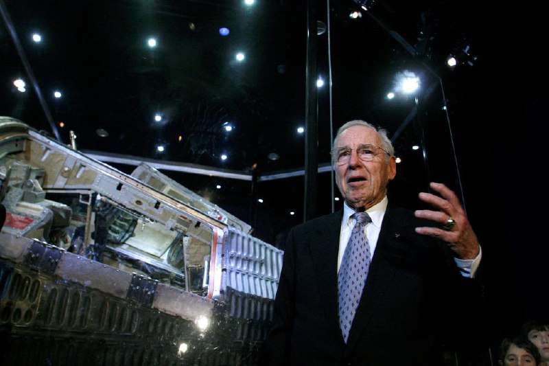 阿波罗13号美国宇航员洛弗尔去世 享年97岁美国国家航空航天局（NASA）星期五（8月8日）发表声明说，曾执行阿波罗13号飞船月球任务的美国宇航员吉姆·洛弗尔星期四（7日）去世，享年97岁