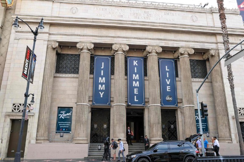 迪士尼受压停播一档脱口秀节目 好莱坞声援主持人华特迪士尼旗下美国广播公司（ABC）无限期停播深夜脱口秀节目《吉米·坎摩尔直播秀》，因这名著名脱口秀主持人此前就共和党活动人士查理·柯克枪击事件发表的言论引发强烈反应