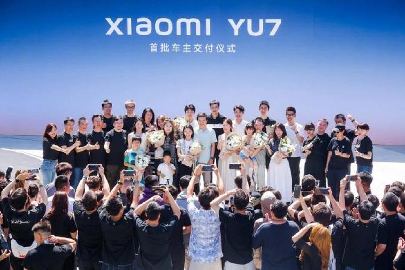 小米YU7交付首批车主 雷军现身交付仪式中国科技巨头小米的YU7电动汽车星期天（7月6日）正式交付首批车主，小米创办人雷军也出席交付仪式