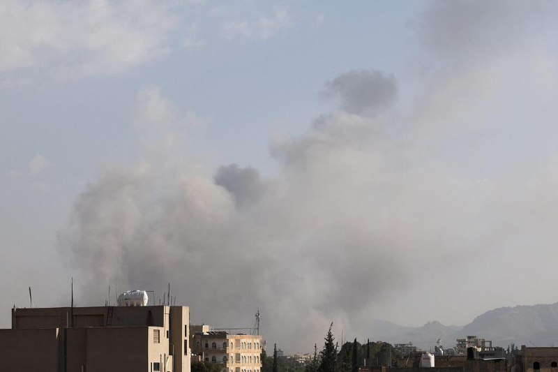 以色列空袭也门首都萨那 打击胡塞武装军事目标也门胡塞武装组织无人机袭击以色列红海城市埃拉特后，以色列对也门首都萨那的胡塞武装目标发动空袭